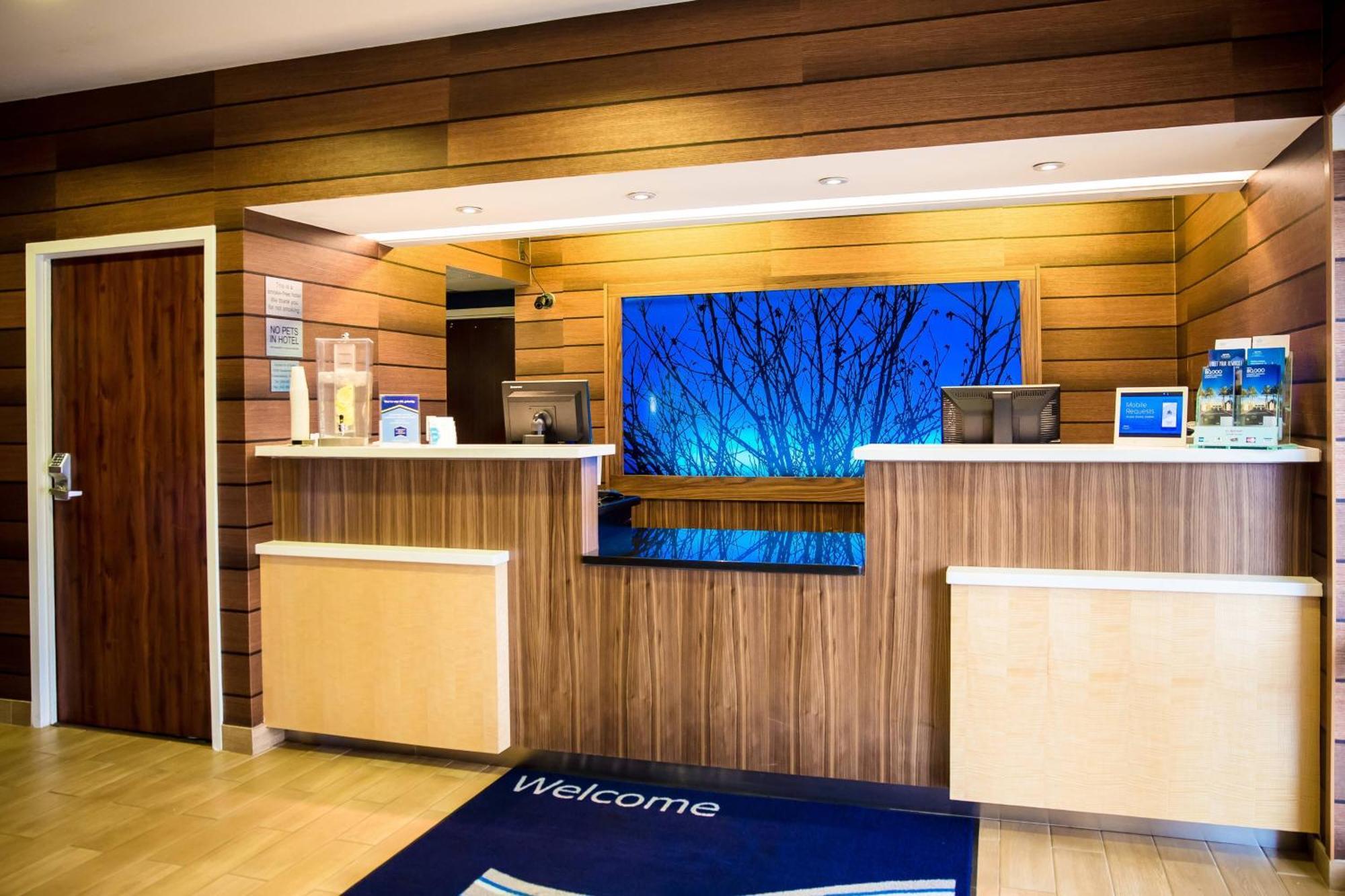 Fairfield Inn & Suites Фредериксберг Экстерьер фото